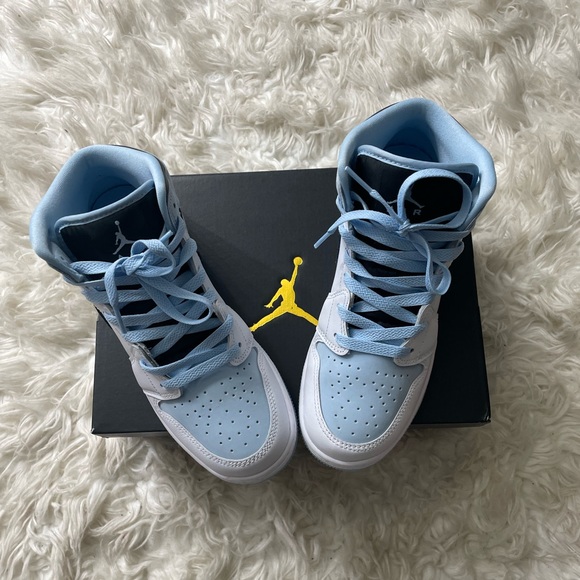 Brand new still in box. Size 5 Boys Size 6 1/2 Womens. - Picture 2 of 2